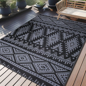 OLANLY Outdoor Rug with reversible geometric pattern for quick space refresh on patios.