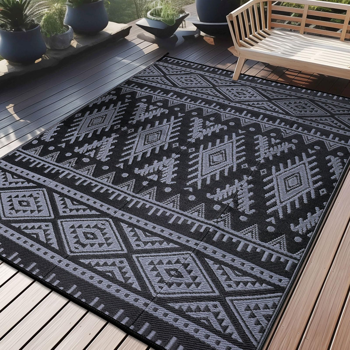 OLANLY outdoor rug front view with black and grey geometric pattern for patios