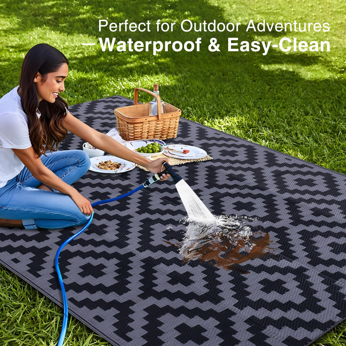 OLANLY reversible outdoor rug in black and grey, two looks