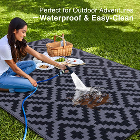 OLANLY reversible outdoor rug in black and grey, two looks