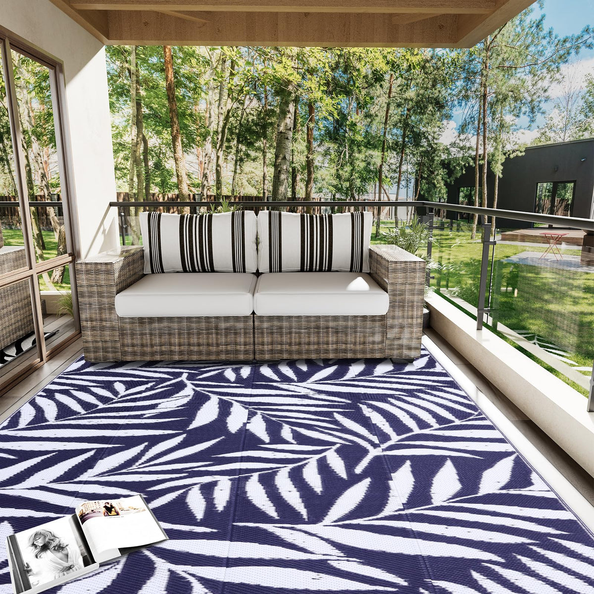 OLANLY rug with carry case supports simple travel and storage.