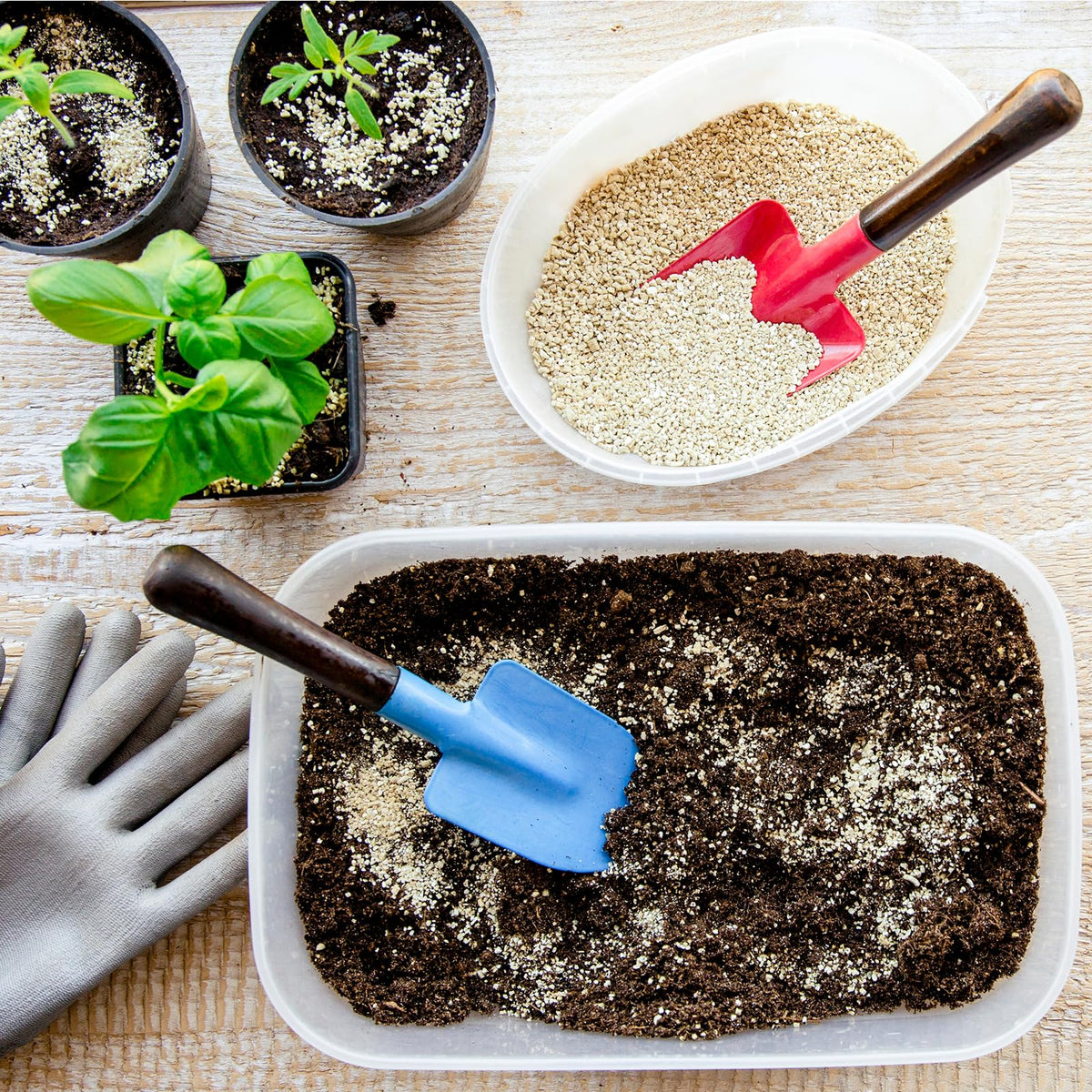 Omitgoter Vermiculite supports indoor gardening with versatile usage.