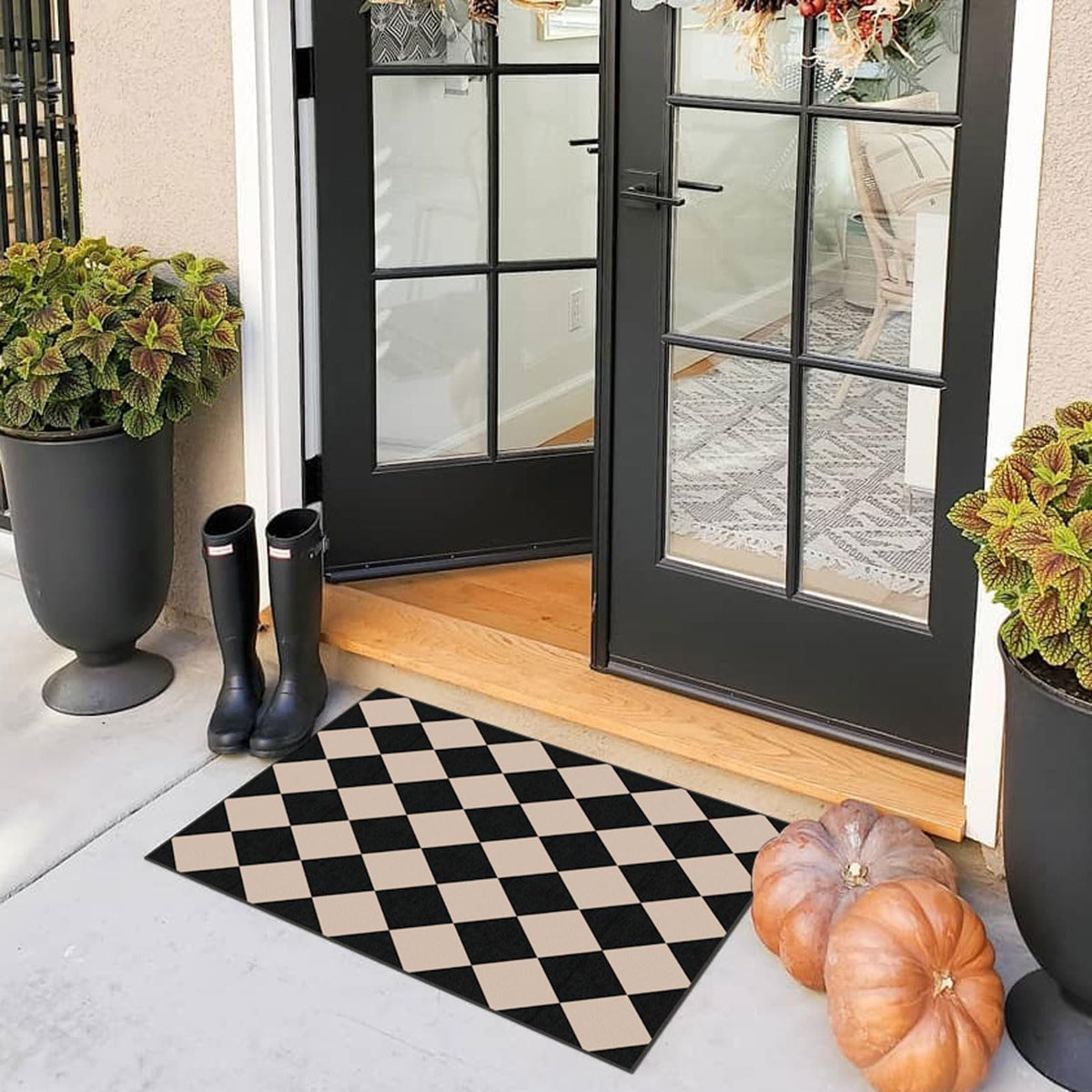 Othilic front door mat with non-slip rubber backing prevents slips.
