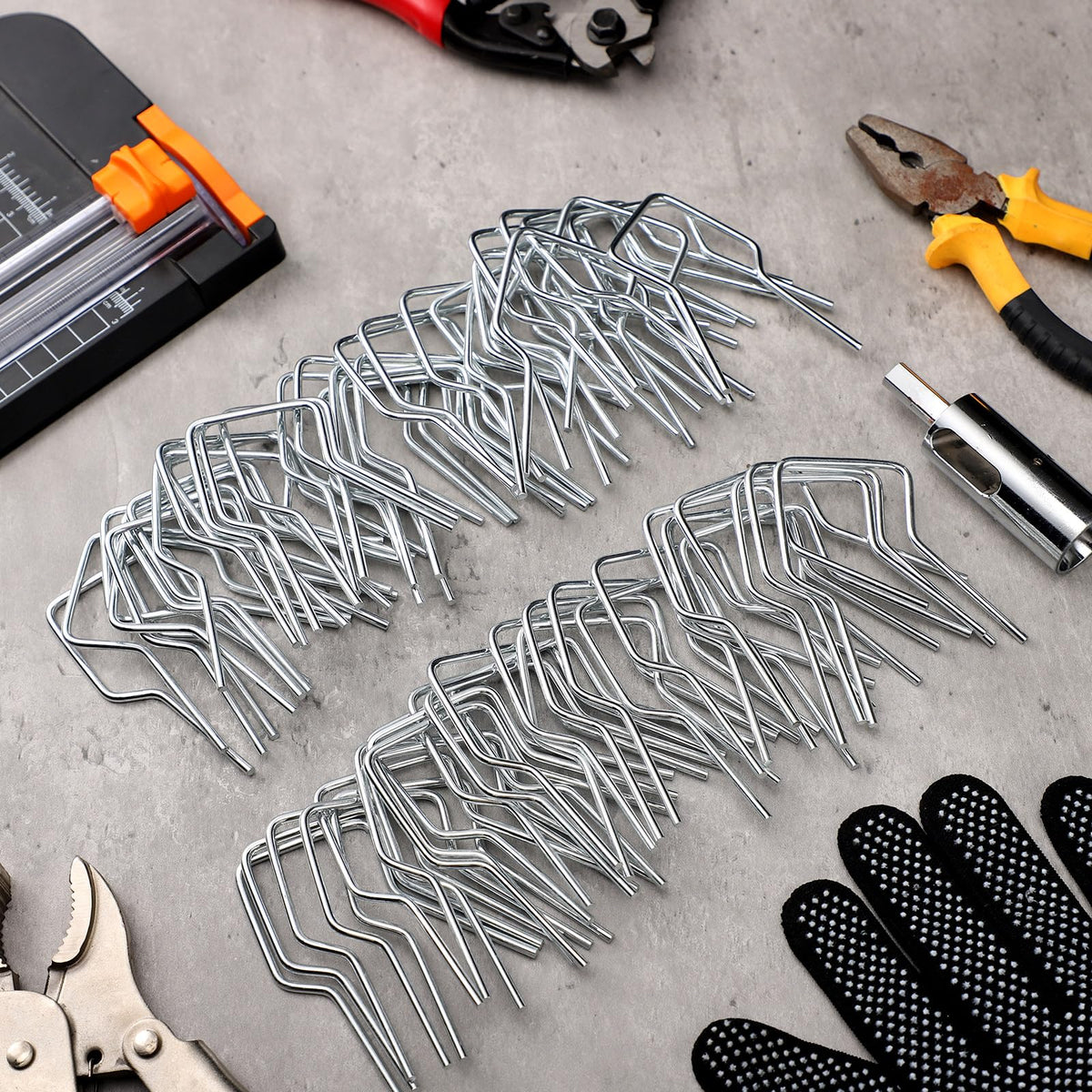 Otoolling silver galvanized clips withstand weather for long use.
