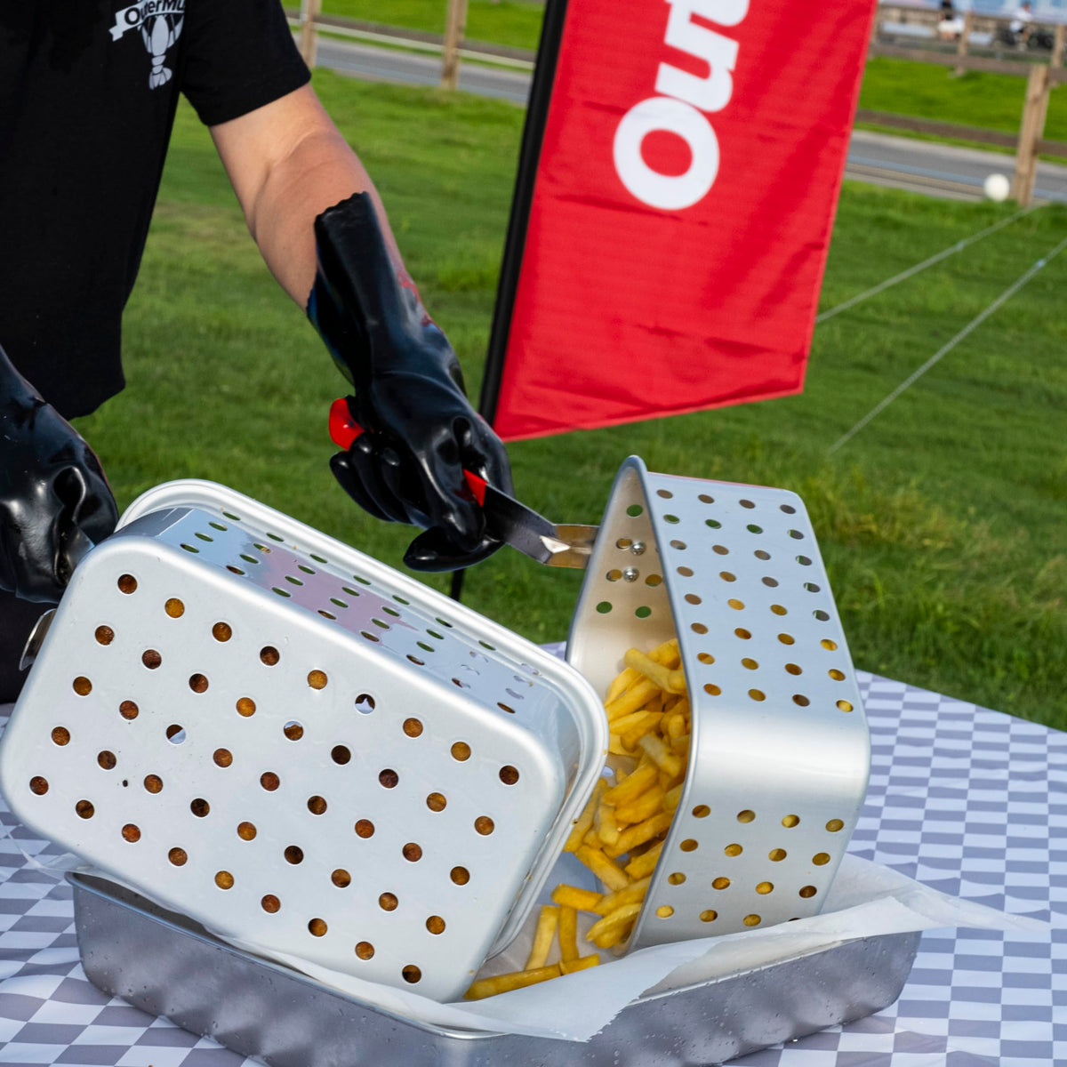 OuterMust 5-inch thermometer helps monitor oil temperature for precise frying.