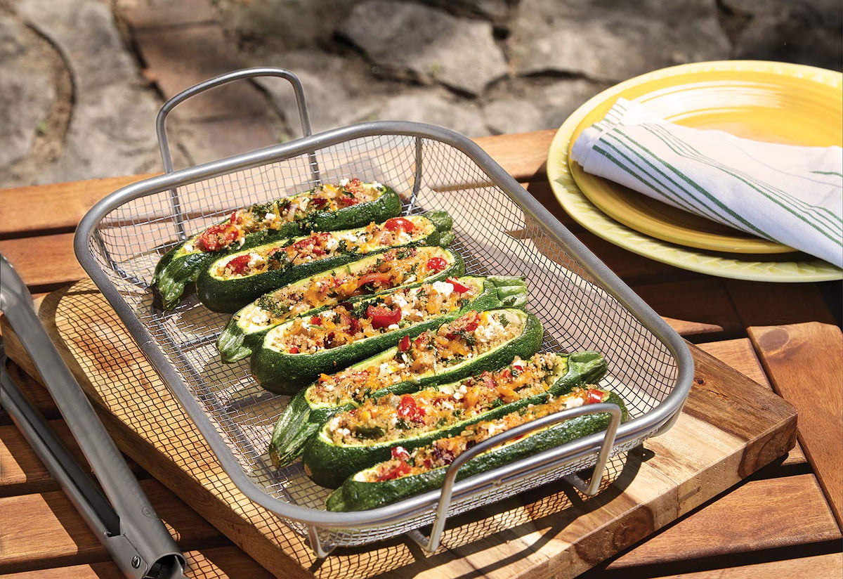 Outset grill roasting basket with removable handle for easy transfer