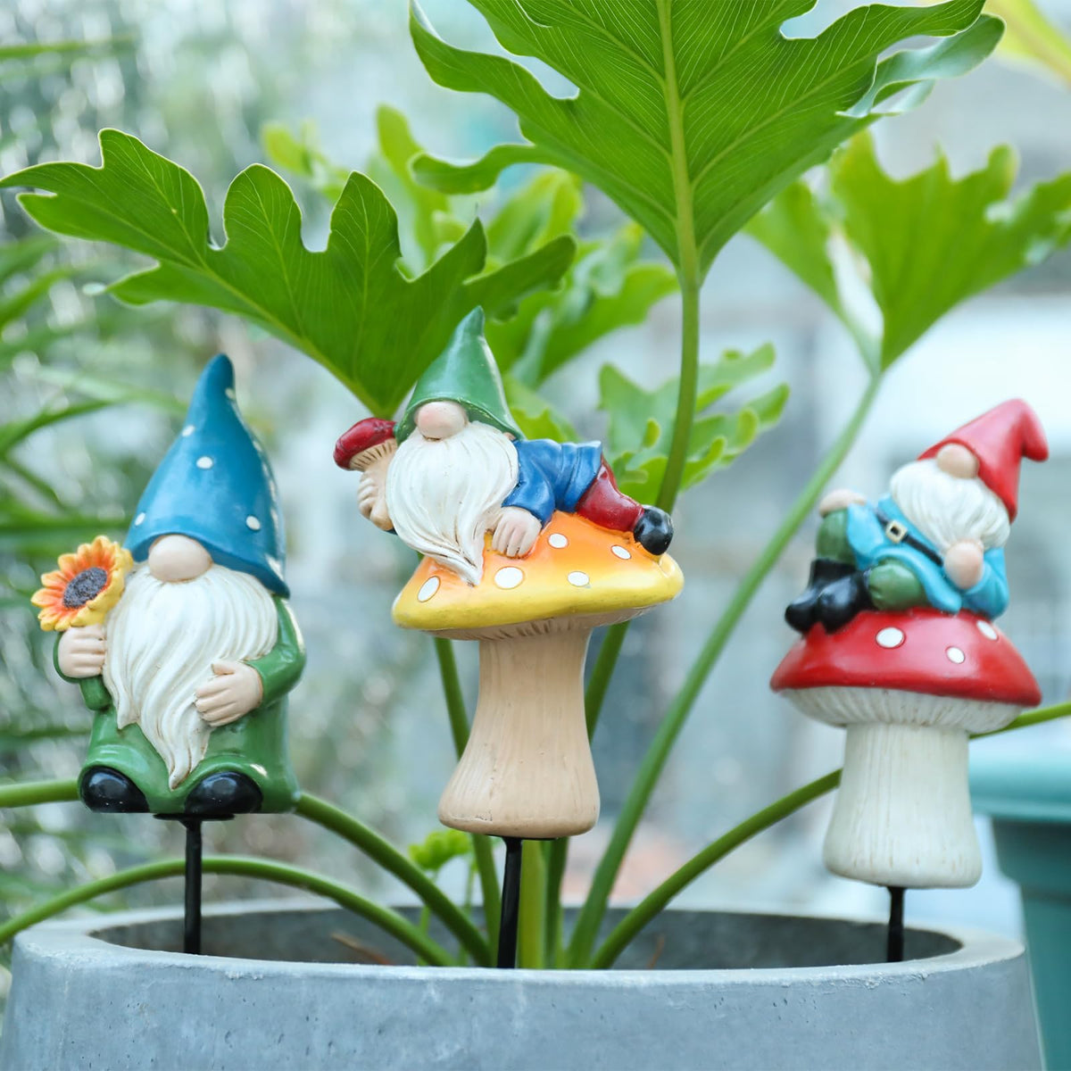 Ovewios outdoor gnome stakes illustrating stable garden installation