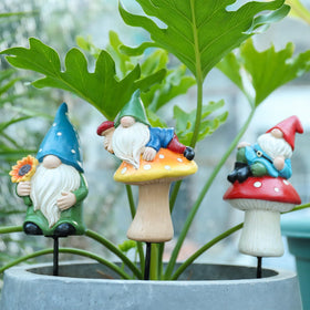 Ovewios outdoor gnome stakes illustrating stable garden installation