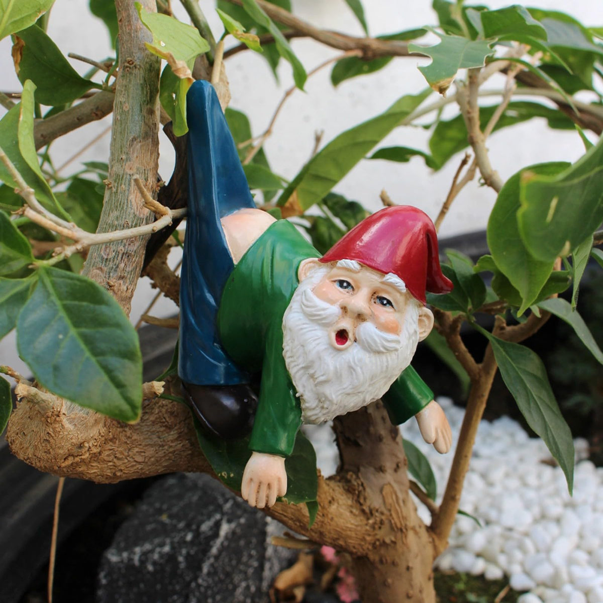 OwMell flowerpot-hugger gnome enhances garden décor.