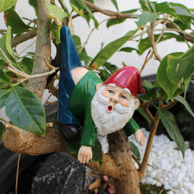 OwMell flowerpot-hugger gnome enhances garden décor.