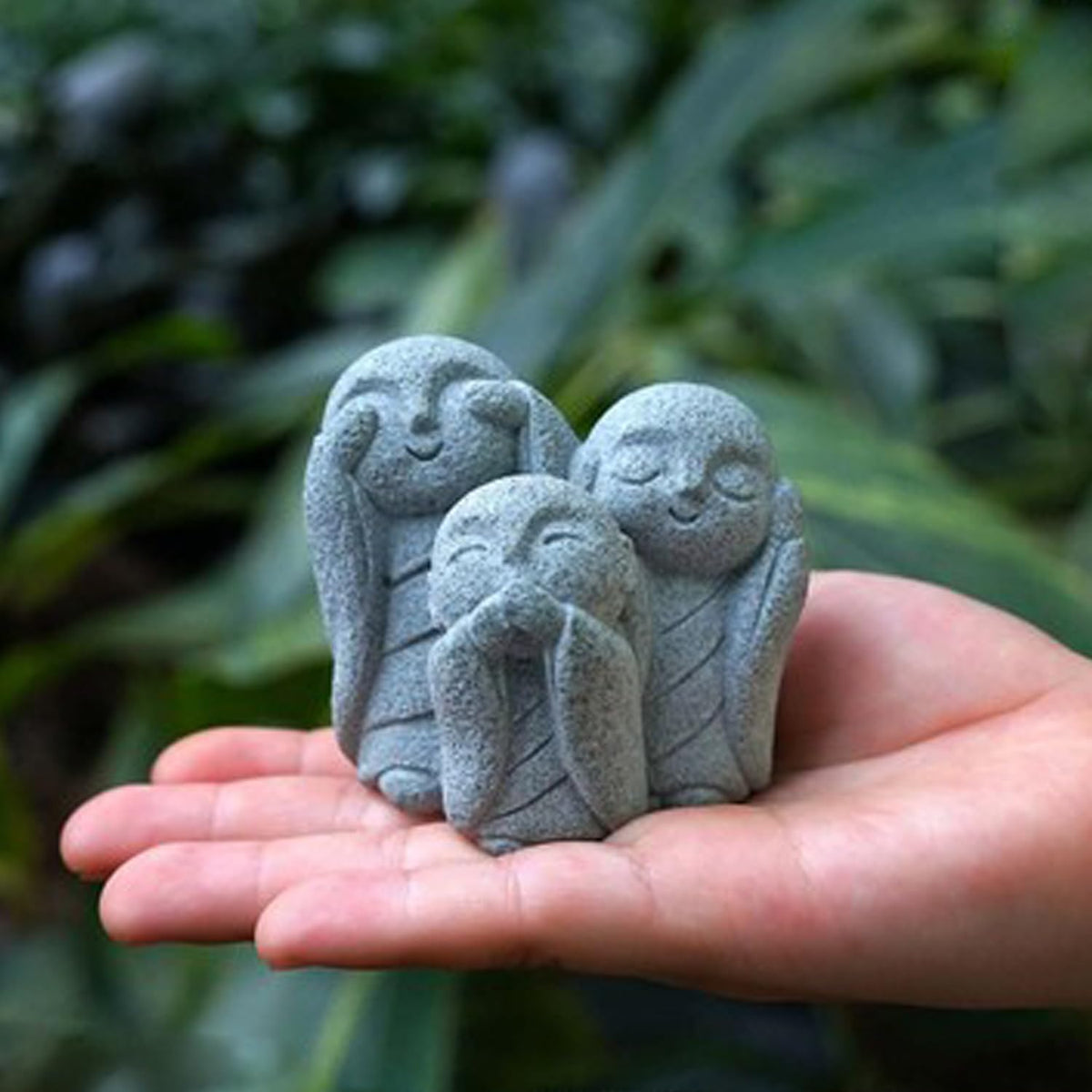 OwMell Jizo statue designed for indoor-outdoor display with versatile placement.
