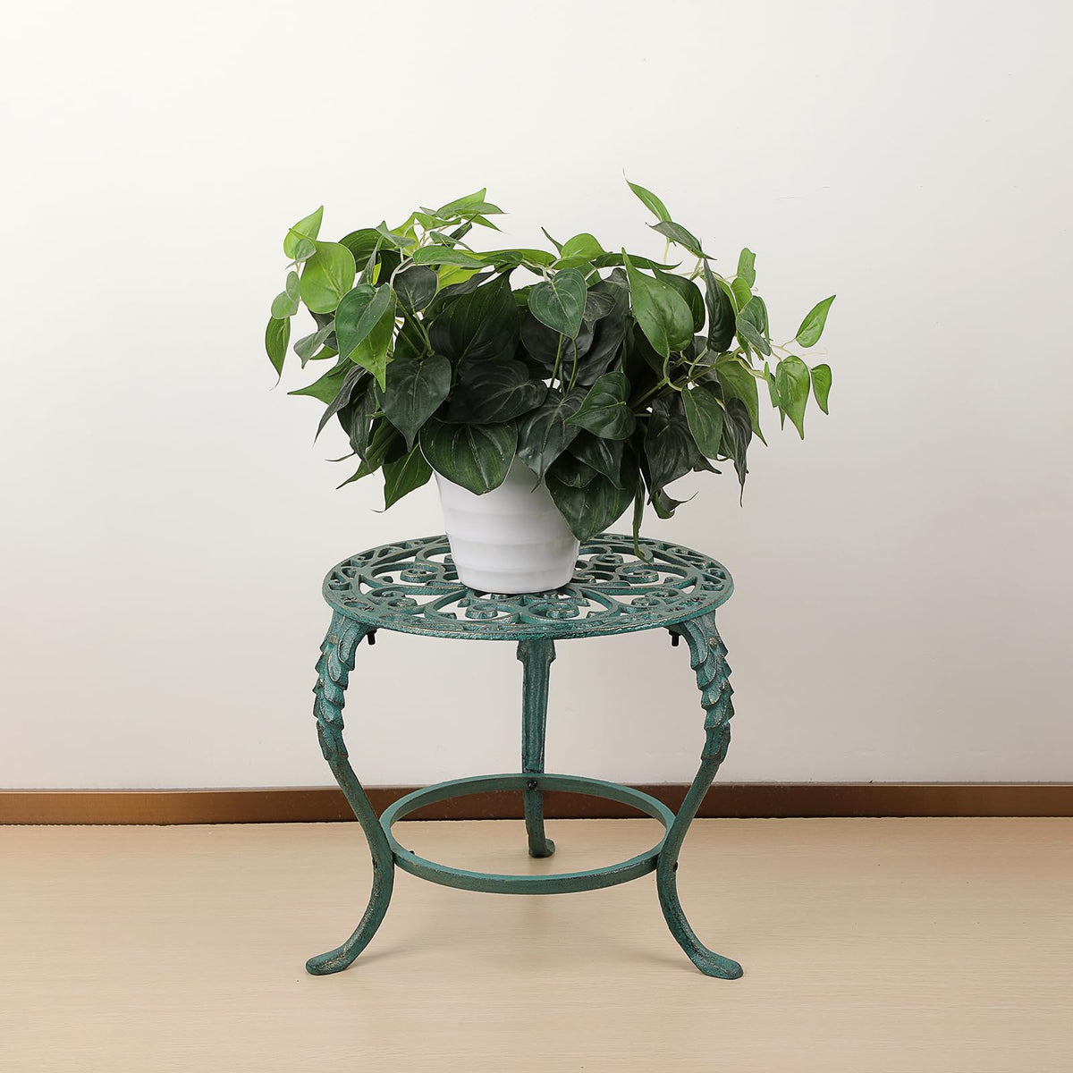 OwnMy sturdy stand accommodates large plants elegantly