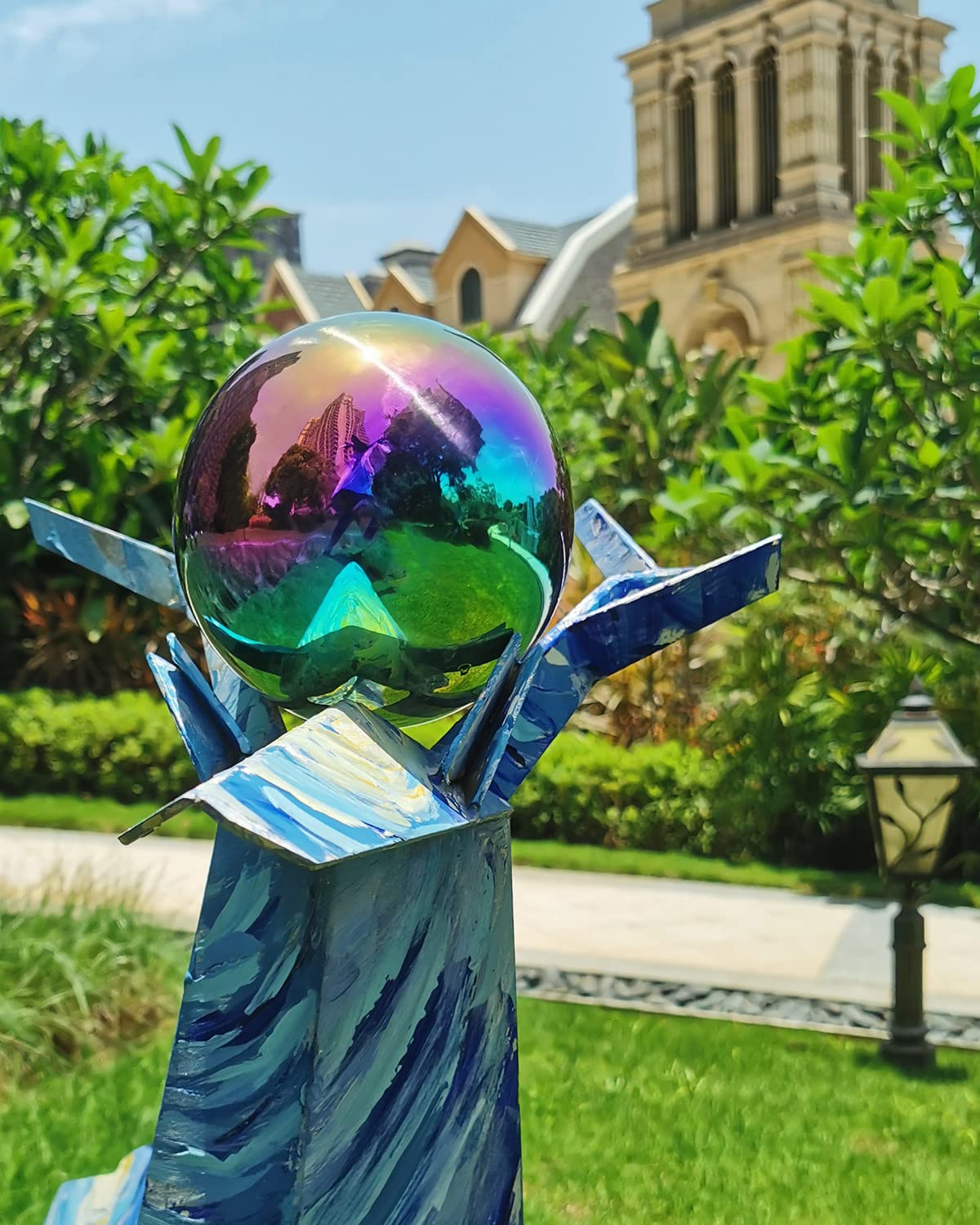 Pangmao gazing globe placed in bowls or baskets as an eye-catching display.