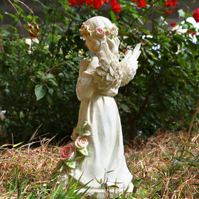 Panven dusk-glow angel statue with solar lights adds nighttime charm.