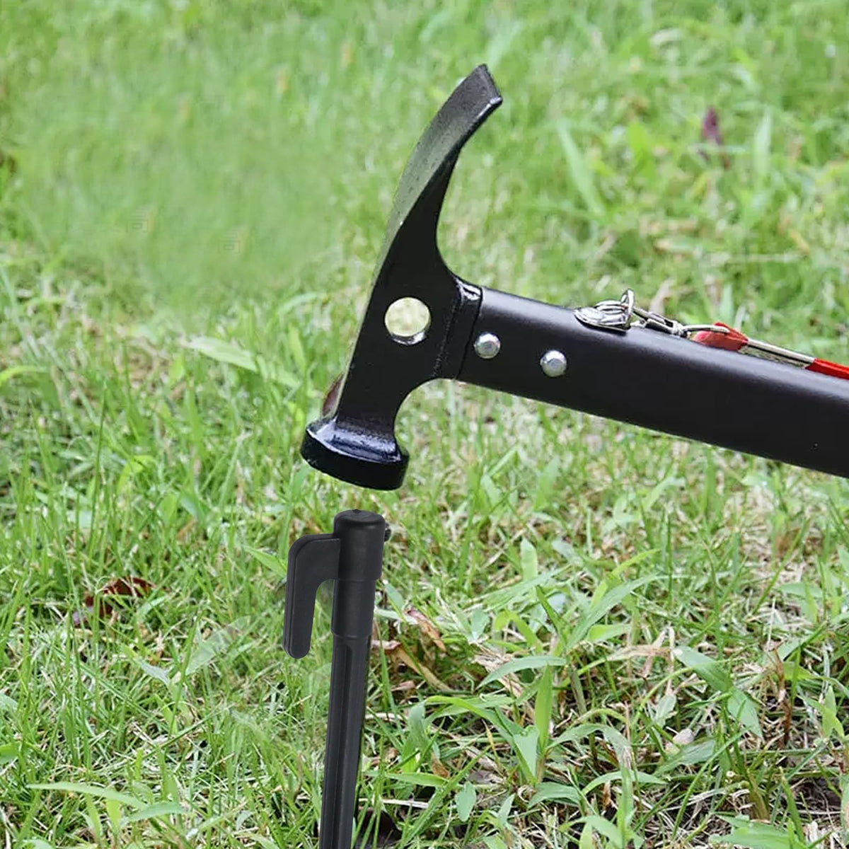 Pastlla black plastic landscape stakes for courtyard décor and garden setups.