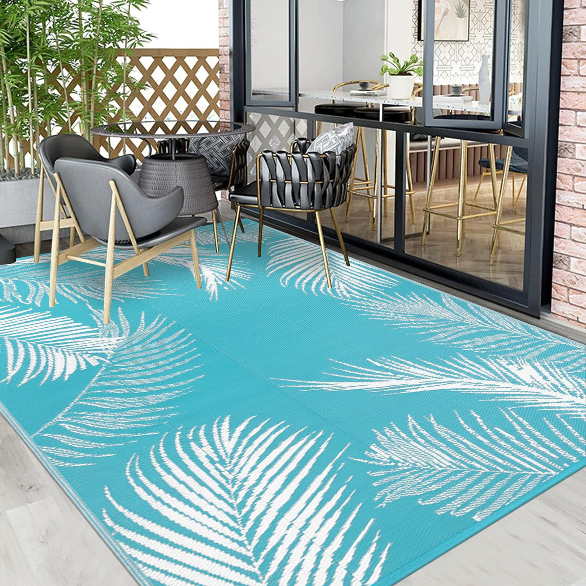 Pauwer beach-friendly rug ready for picnics and quick-dry portability.