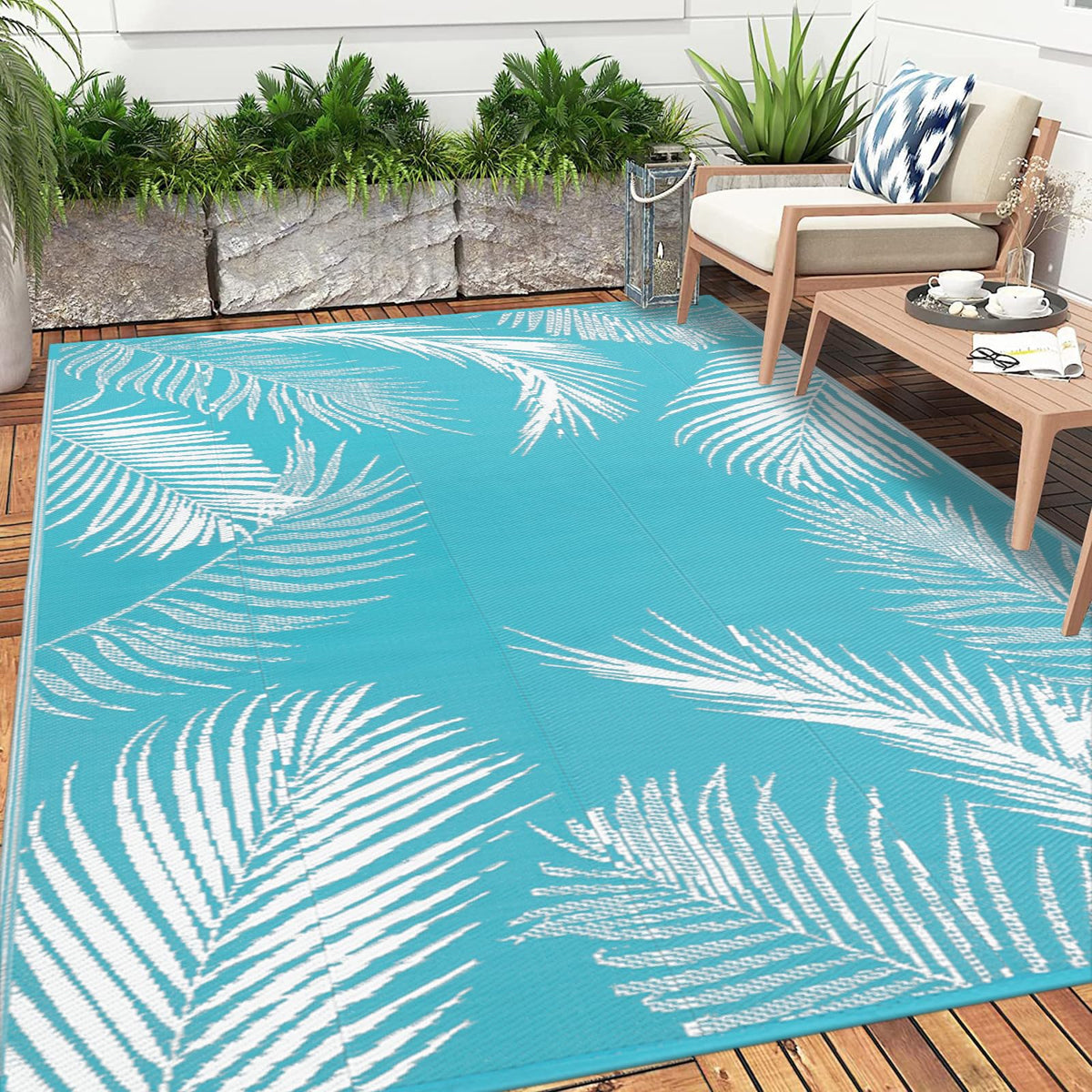 Pauwer easy-clean rug resists stains and wipes down fast after outdoor use.