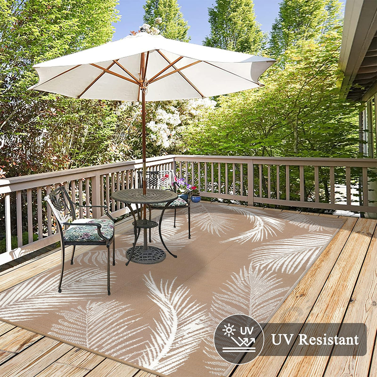 Pauwer lightweight rug with carry bag and stakes for easy portable setup.