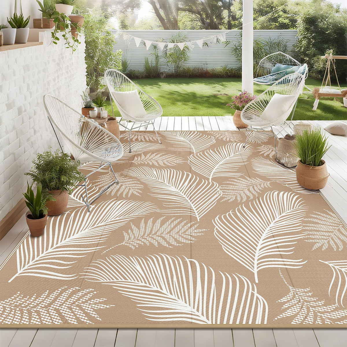 Pauwer outdoor rug leaf-pattern on both sides, ideal for patio and deck spaces.