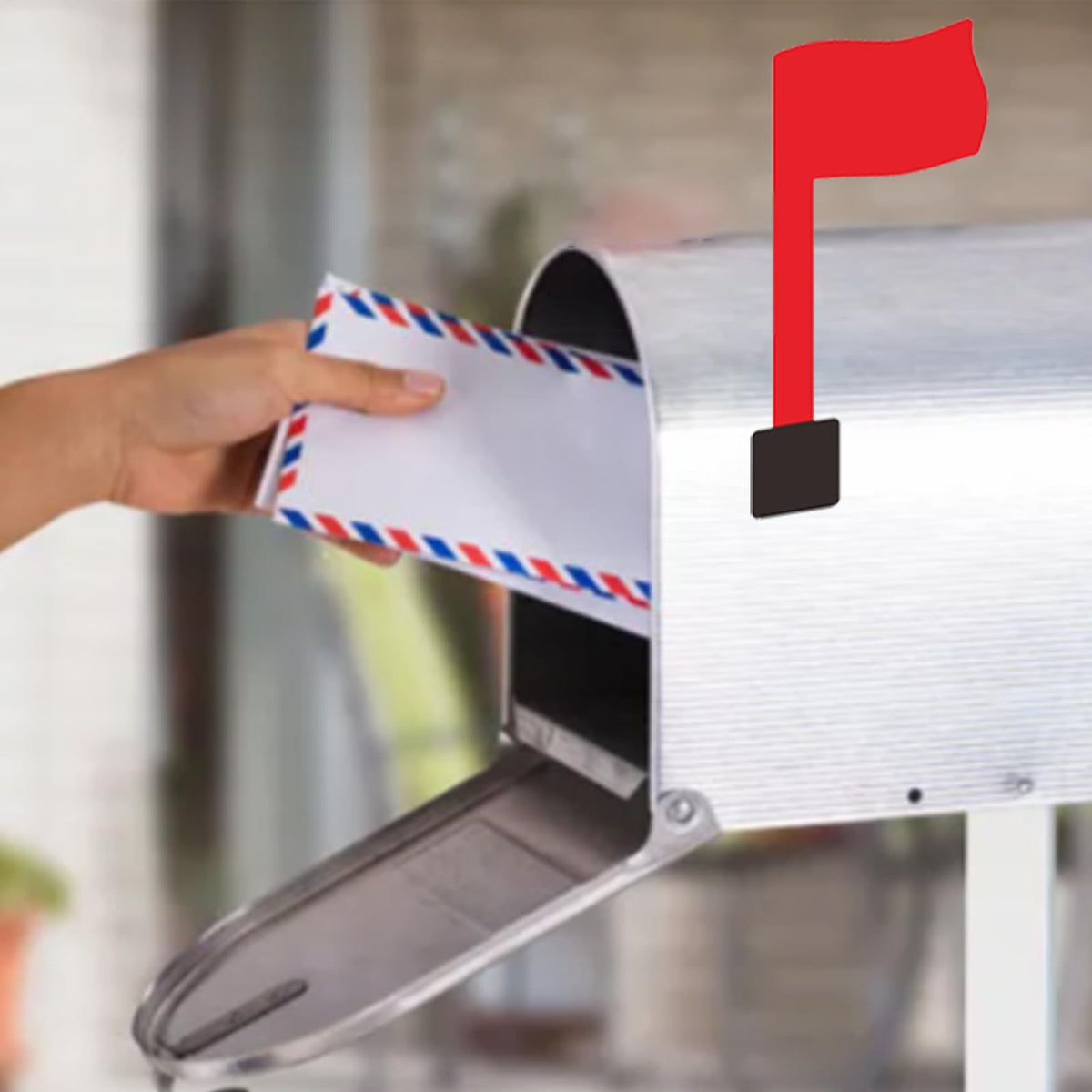 Pcmursal weather-resistant flag maintains bright color in sun and rain.