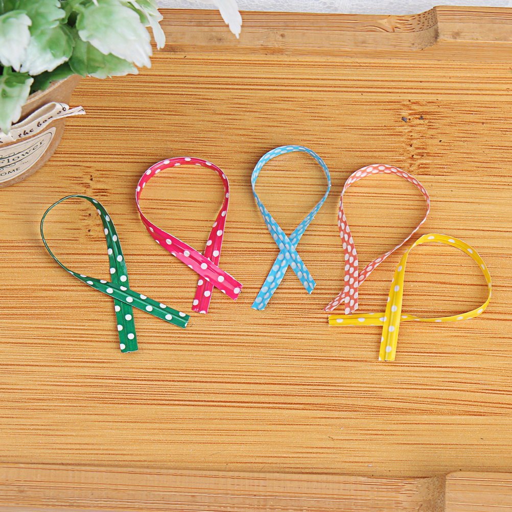 Pengxiaomei green dot-pattern twist tie seals party bags securely