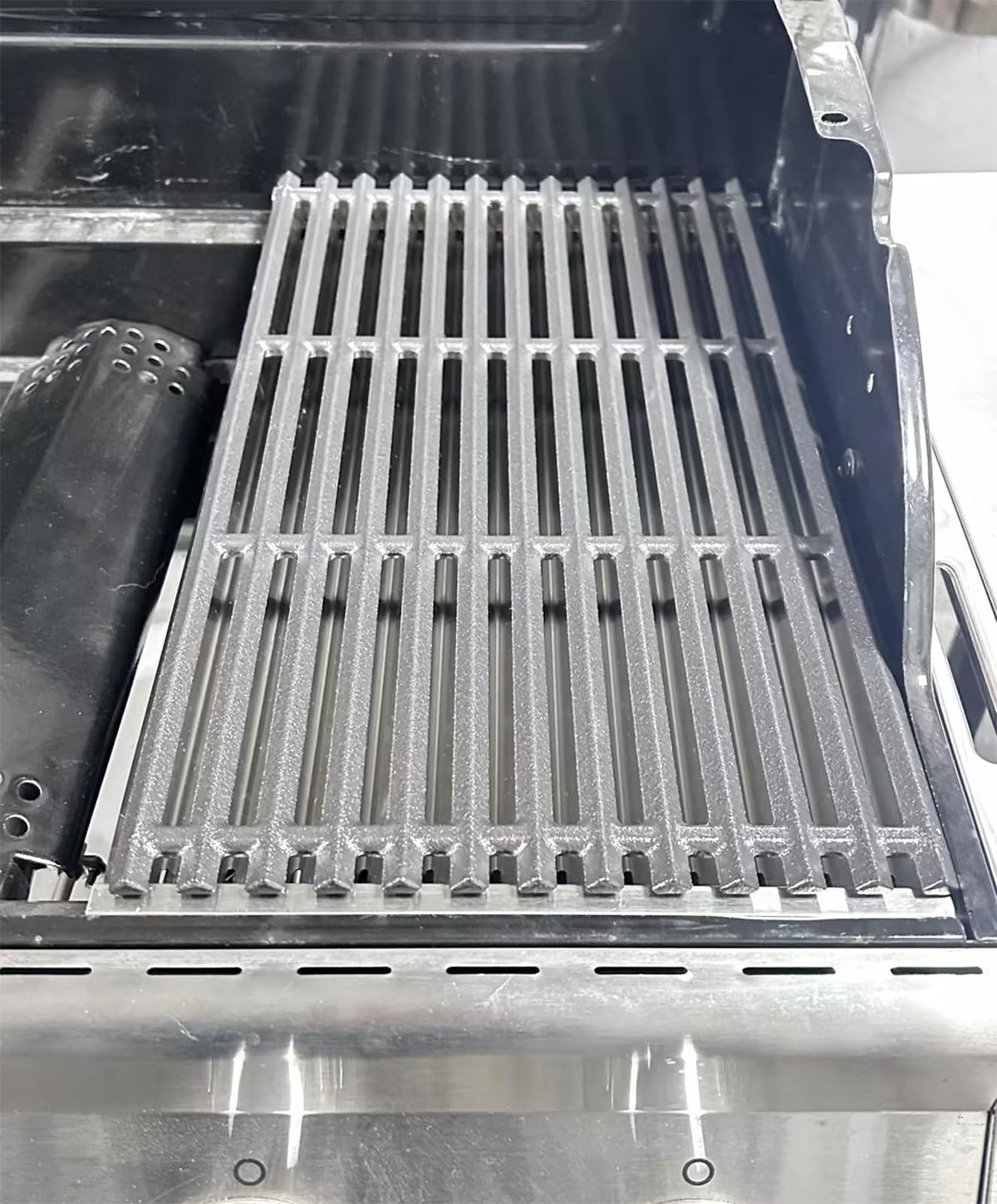 PETKAO grate close-up – cast-iron enamel texture for longevity