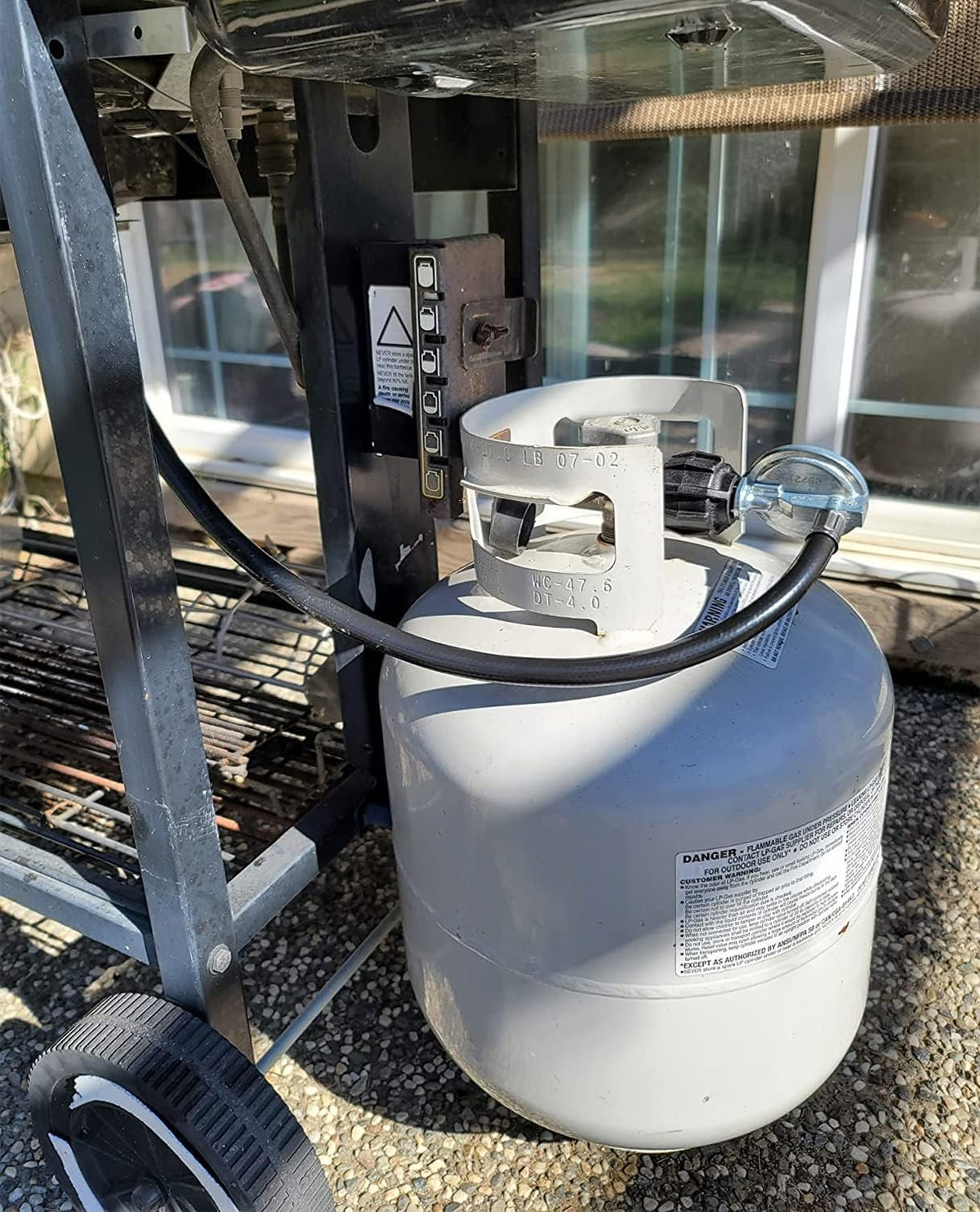 Leak test with soapy water for PETKAO hose-regulator installation