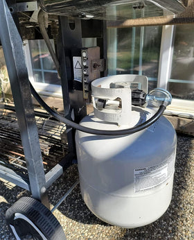 Leak test with soapy water for PETKAO hose-regulator installation