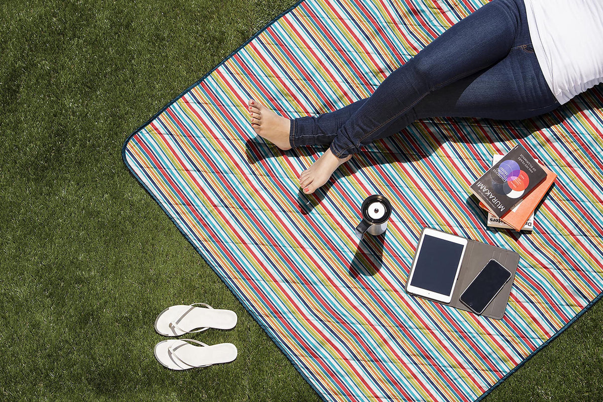 PICNIC TIME Oniva Vista blanket adjustable strap for easy carrying.