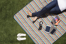 PICNIC TIME Oniva Vista blanket adjustable strap for easy carrying.