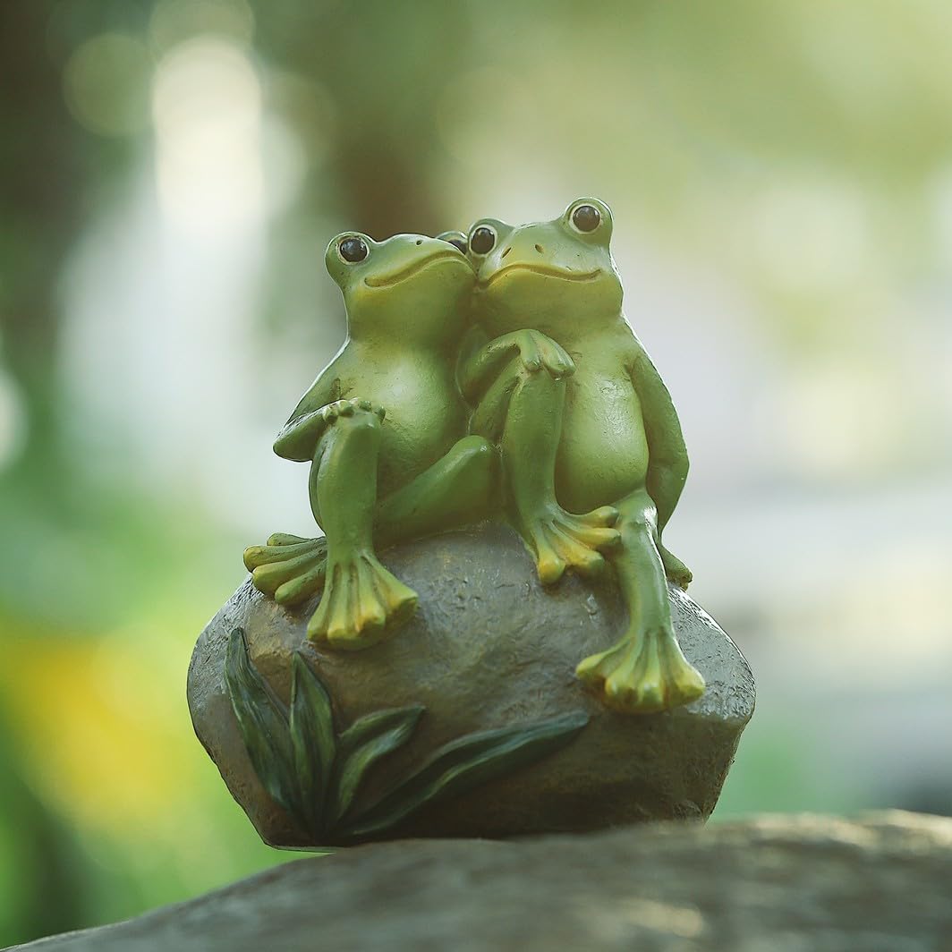 Pipilily outdoor resin frog sculpture withstands weather and elements.