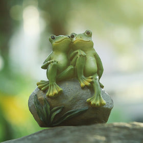 Pipilily outdoor resin frog sculpture withstands weather and elements.