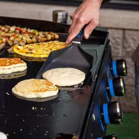 Pit Boss Ultimate Griddle Grub Shovel griddle-friendly design for easy cleanup.