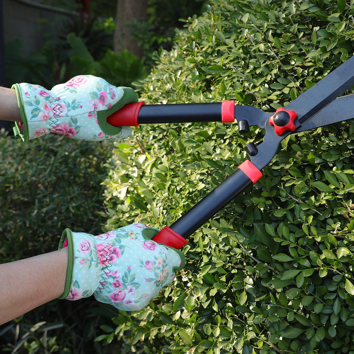 Pleneal thorn-proof gloves protect hands during outdoor work.