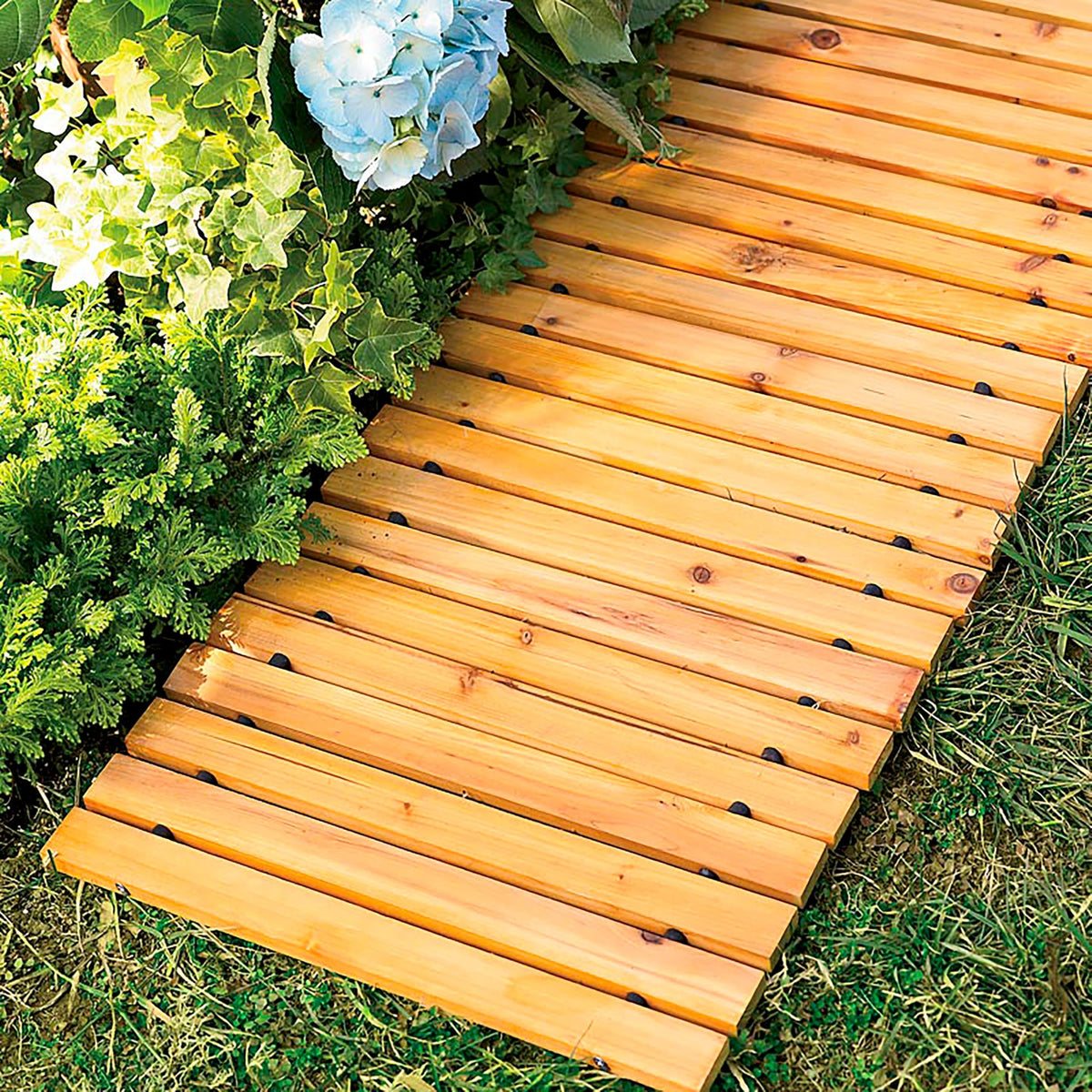 Plow & Hearth 18-inch wide walkway provides clean, stable footing on moist surfaces