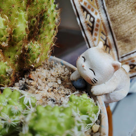 Poteital resin cat ornament withstands outdoor use with style