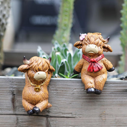 Pujipu Highland Cow plant hanger pair adds playful charm to pots