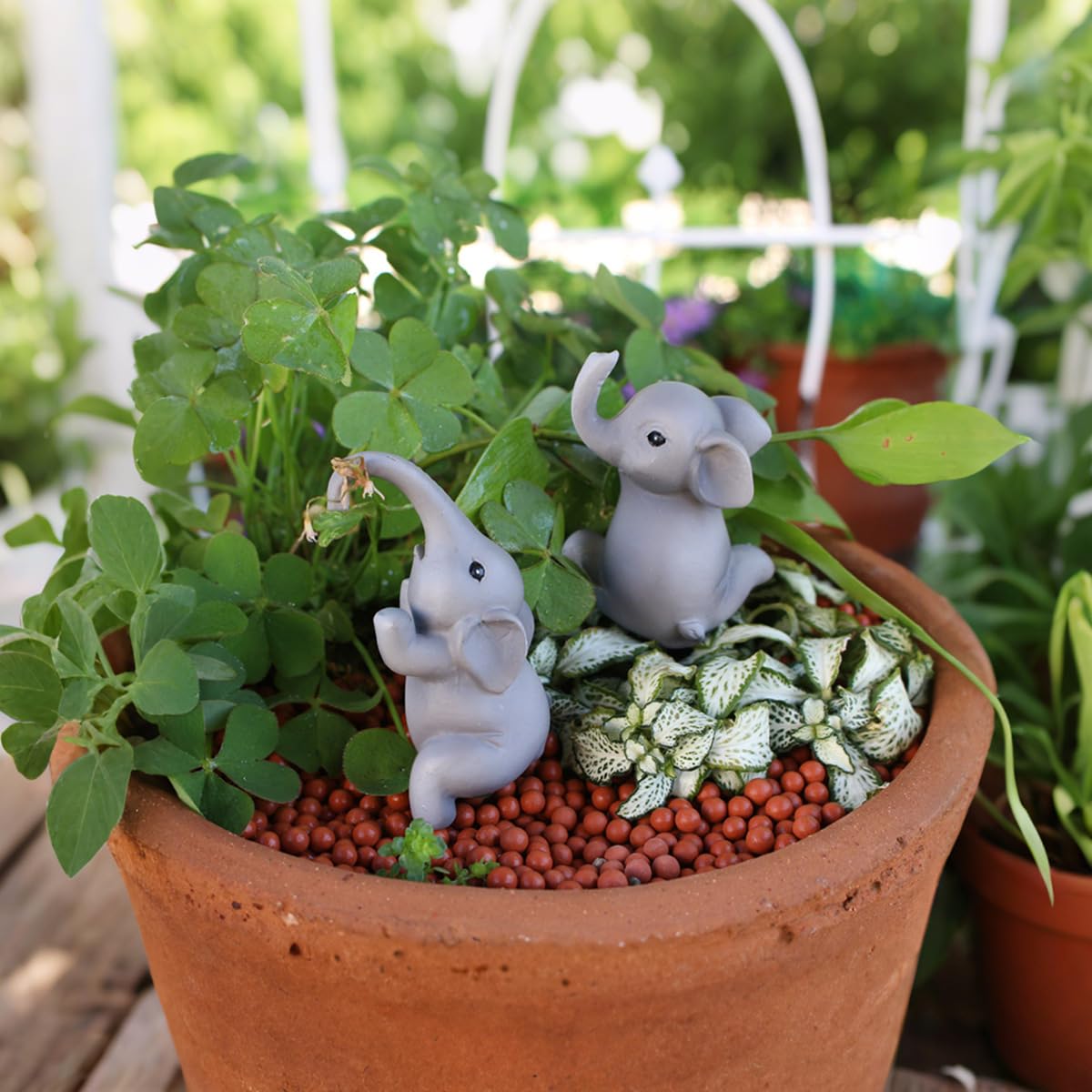 Pujipu indoor-outdoor decor for fences and balconies with animal flair.