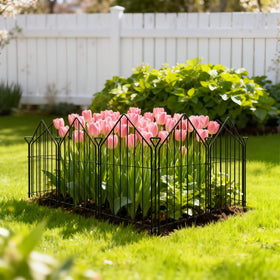 Pvpy Yvrd roof-shaped border panel adds stylish edging to beds.