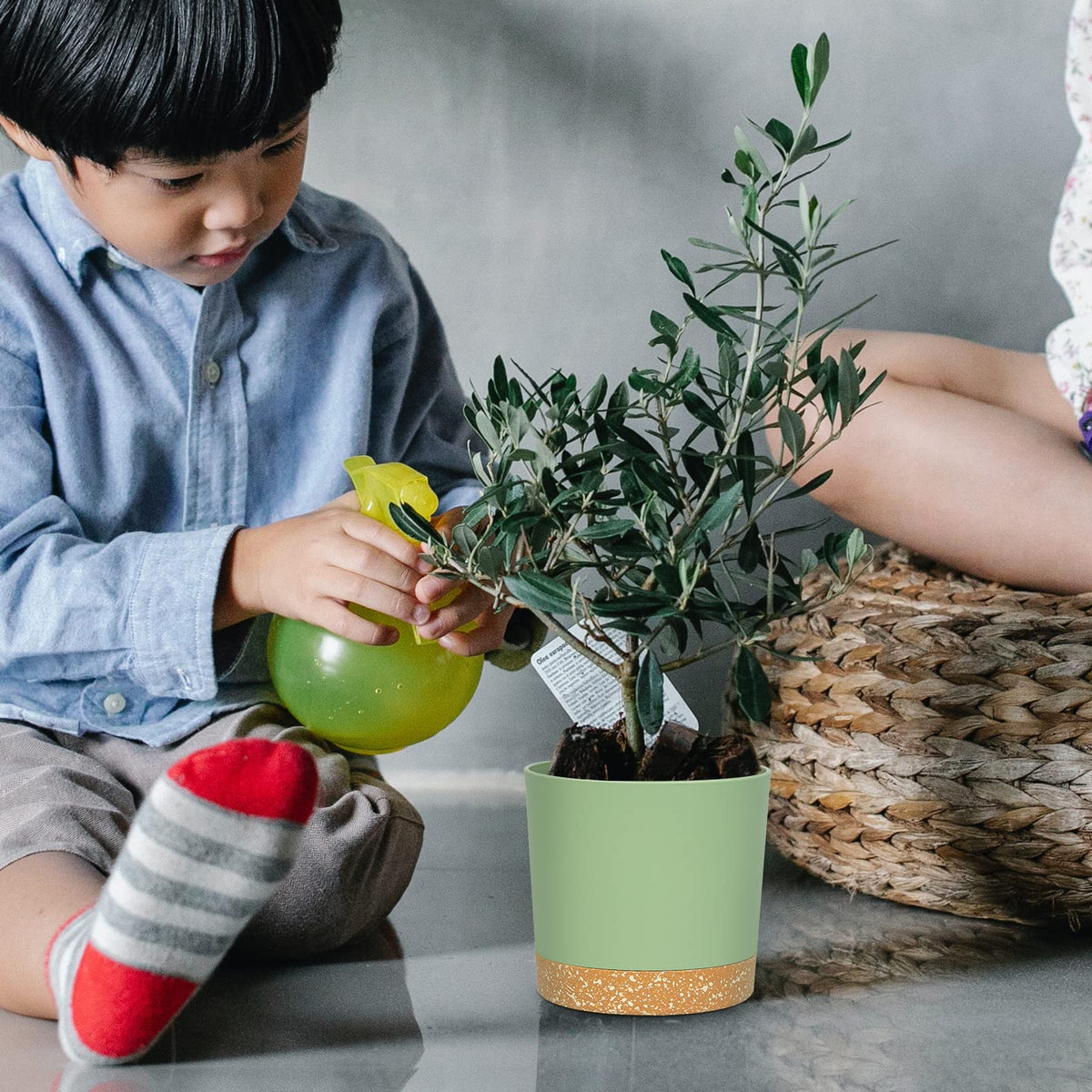 QCQHDU sturdy polypropylene pot with weather-friendly design for versatile use.