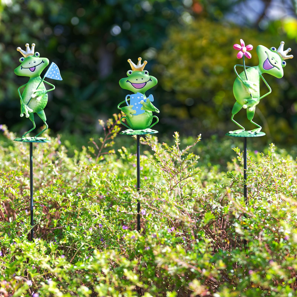Qipade frog garden stake green stem in soil demonstrates easy, tool-free installation