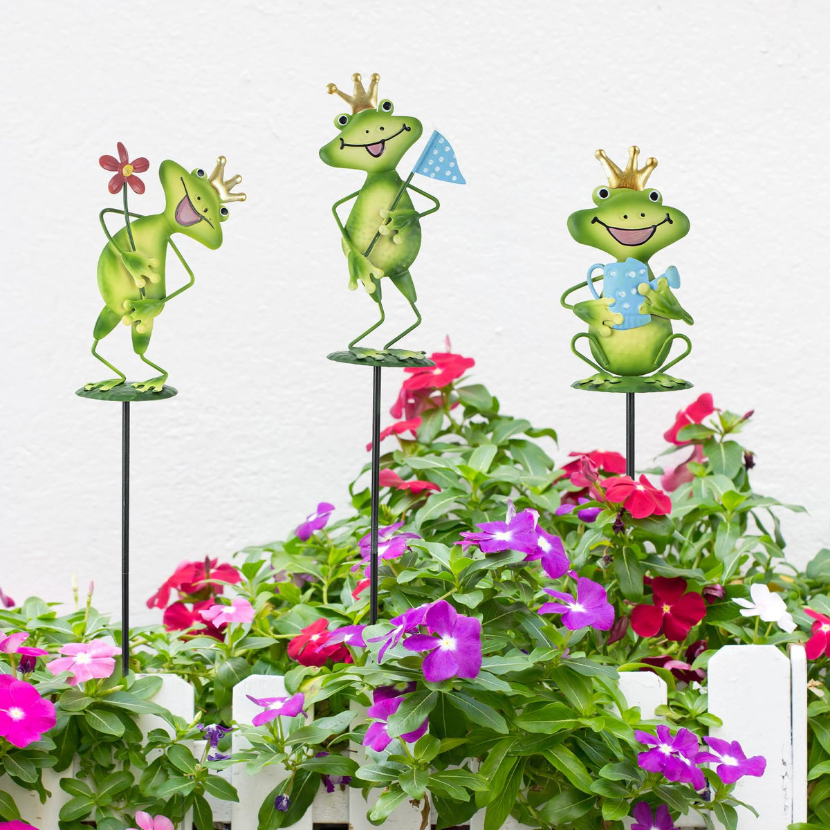 Qipade frog stakes used in pots and borders to enhance plant displays