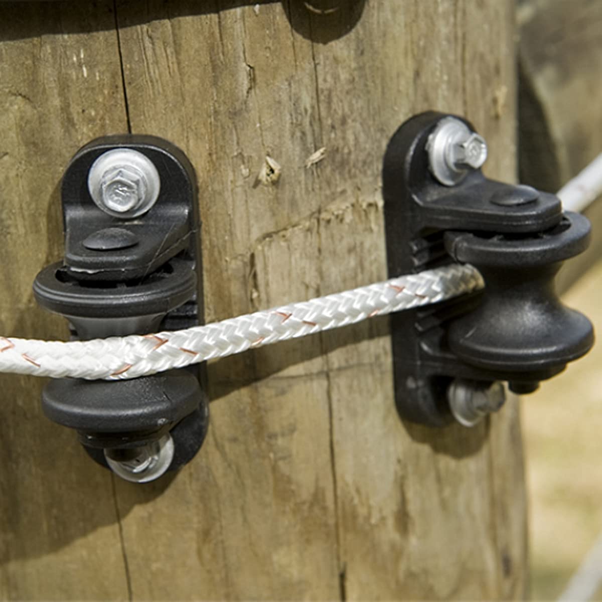 QMARK screw-in insulator 05 enables quick, tool-friendly installation