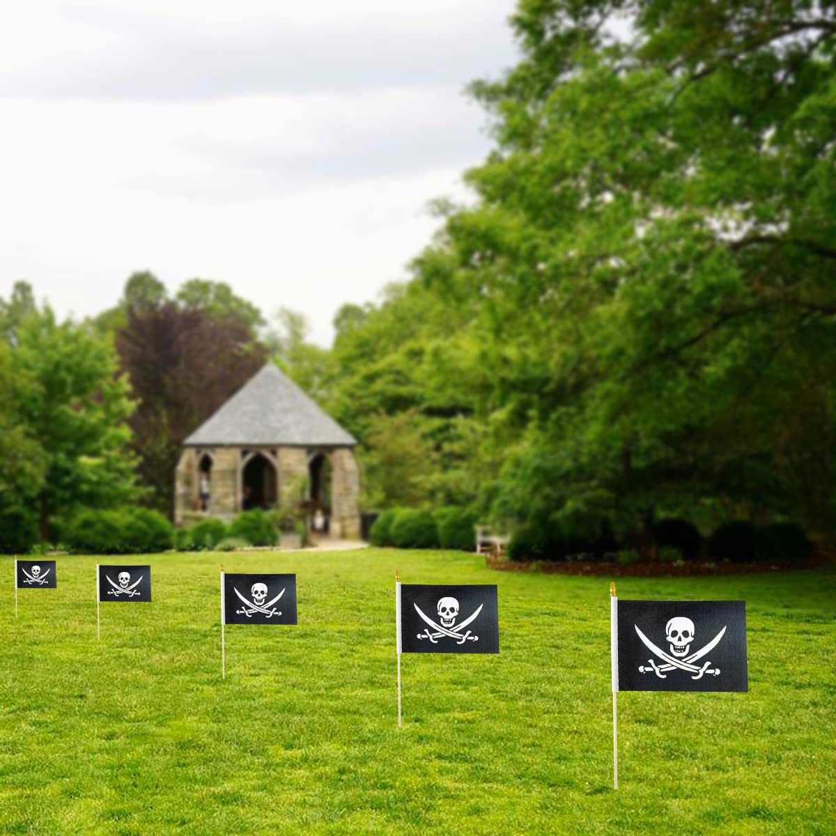 QQSD flags used for party decoration on desks, cars, and gardens