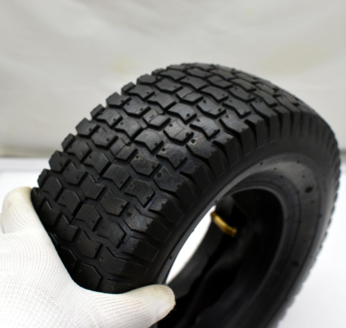 QsEzDo 4PR tire built for tough yard tasks.