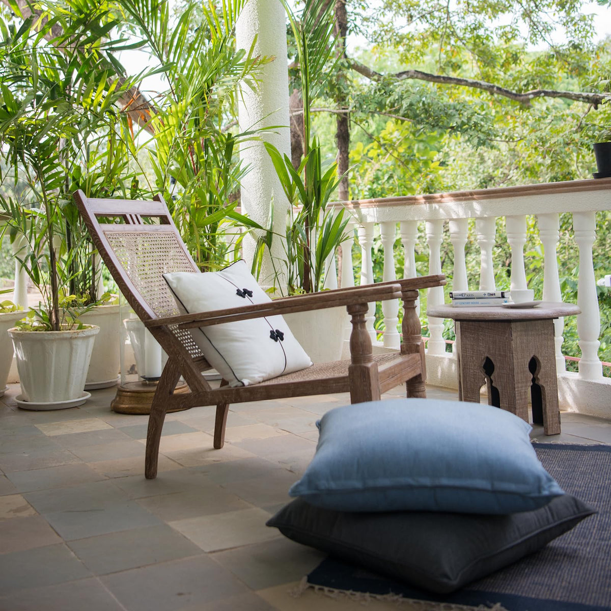QSWRD waterproof fabric technology keeps pillows resilient against moisture in outdoor spaces.