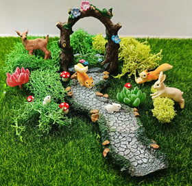 QuarenDen moss packs provide natural-looking greenery for lush, realistic displays.