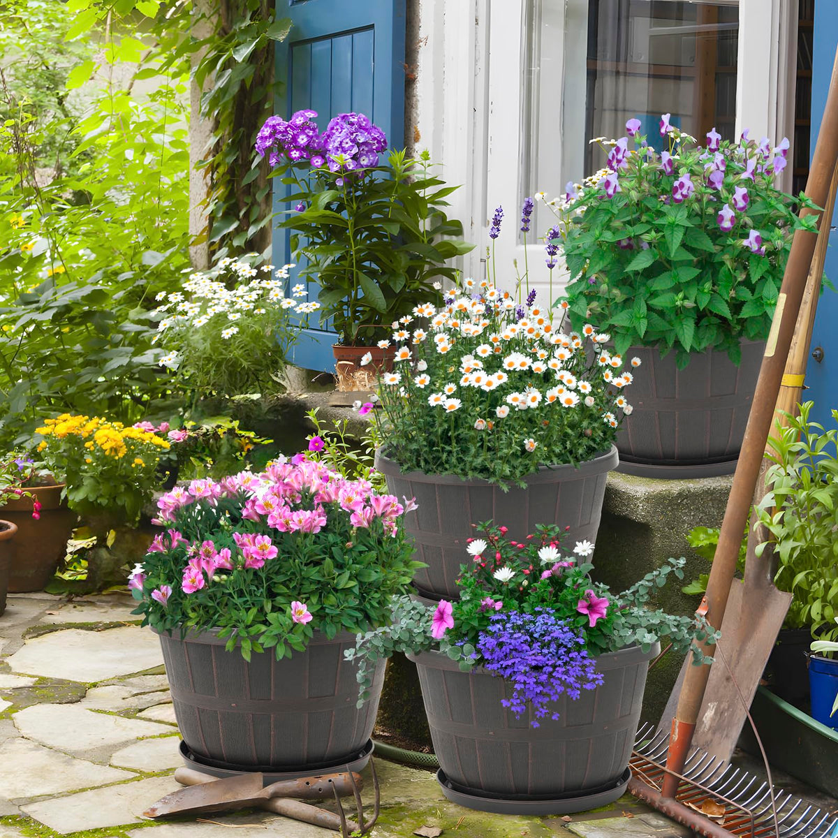 Quarut weather-resistant plastic planter highlighting 7-gallon capacity