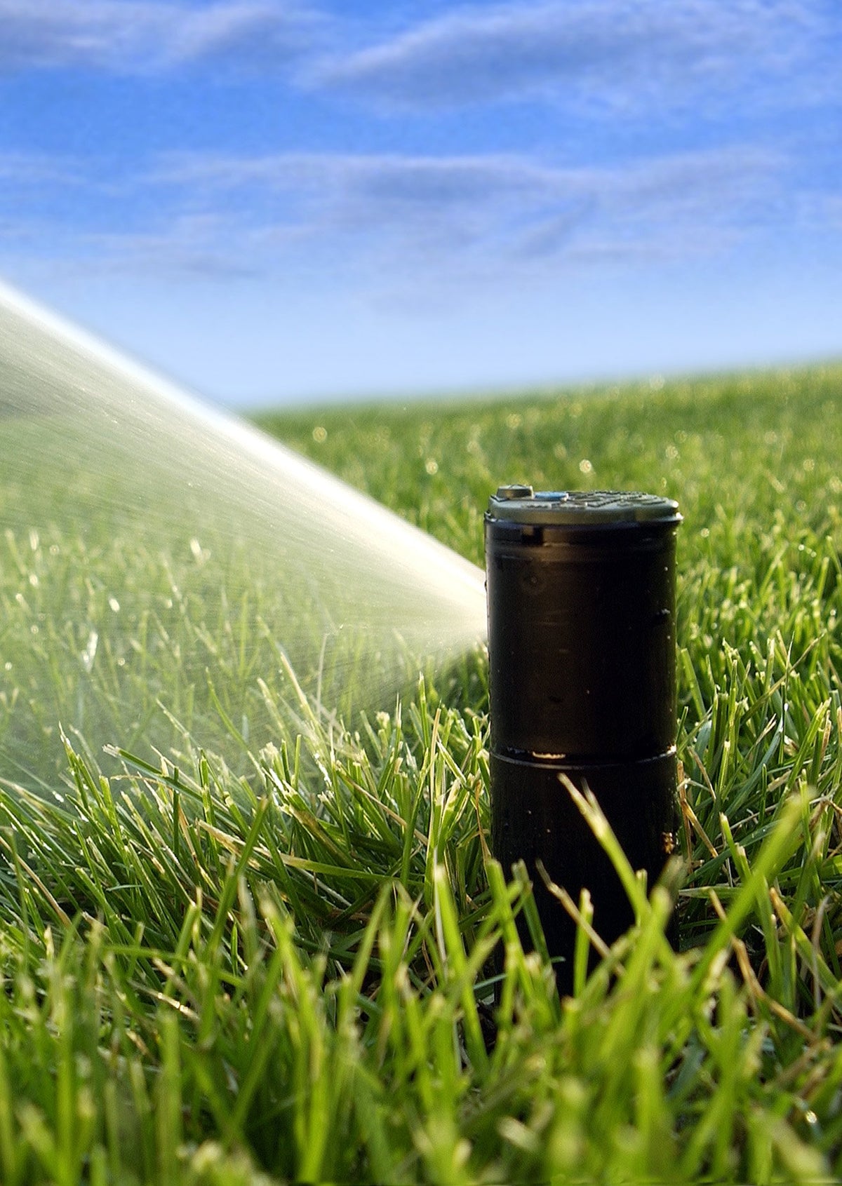 Low-angle 10° nozzles reach tight spots with precision.
