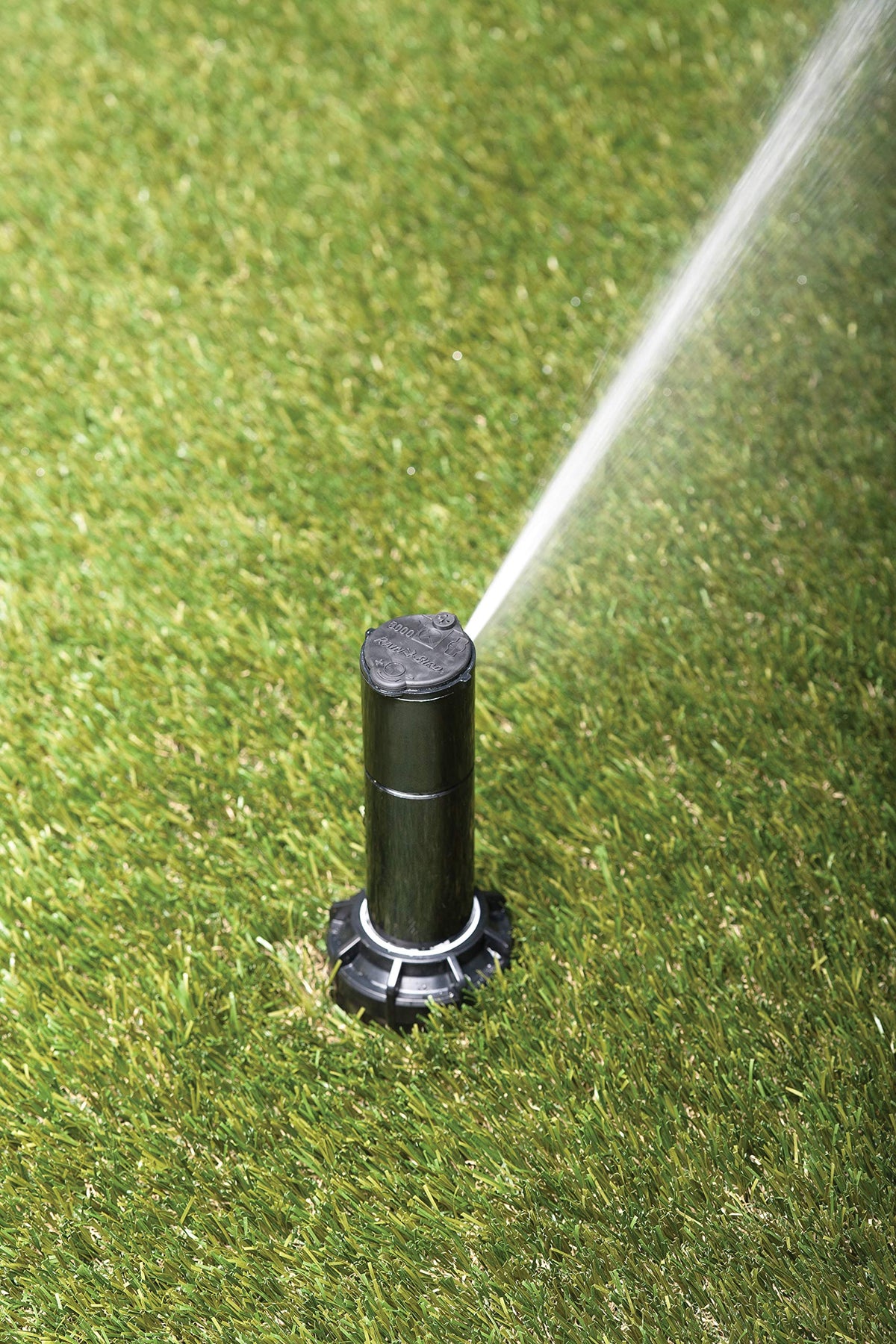 Self-aligning nozzles adapt to pressure for flexible setups.